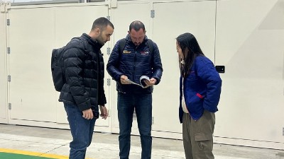 巴西橡膠減震客戶到訪 參觀滾膠機(jī)、滾涂機(jī)、縮徑機(jī)